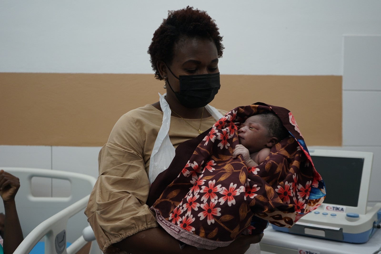 Mozambik’te Boynuna Kordon Dolanan Bebeği Hayata Tutundurduk