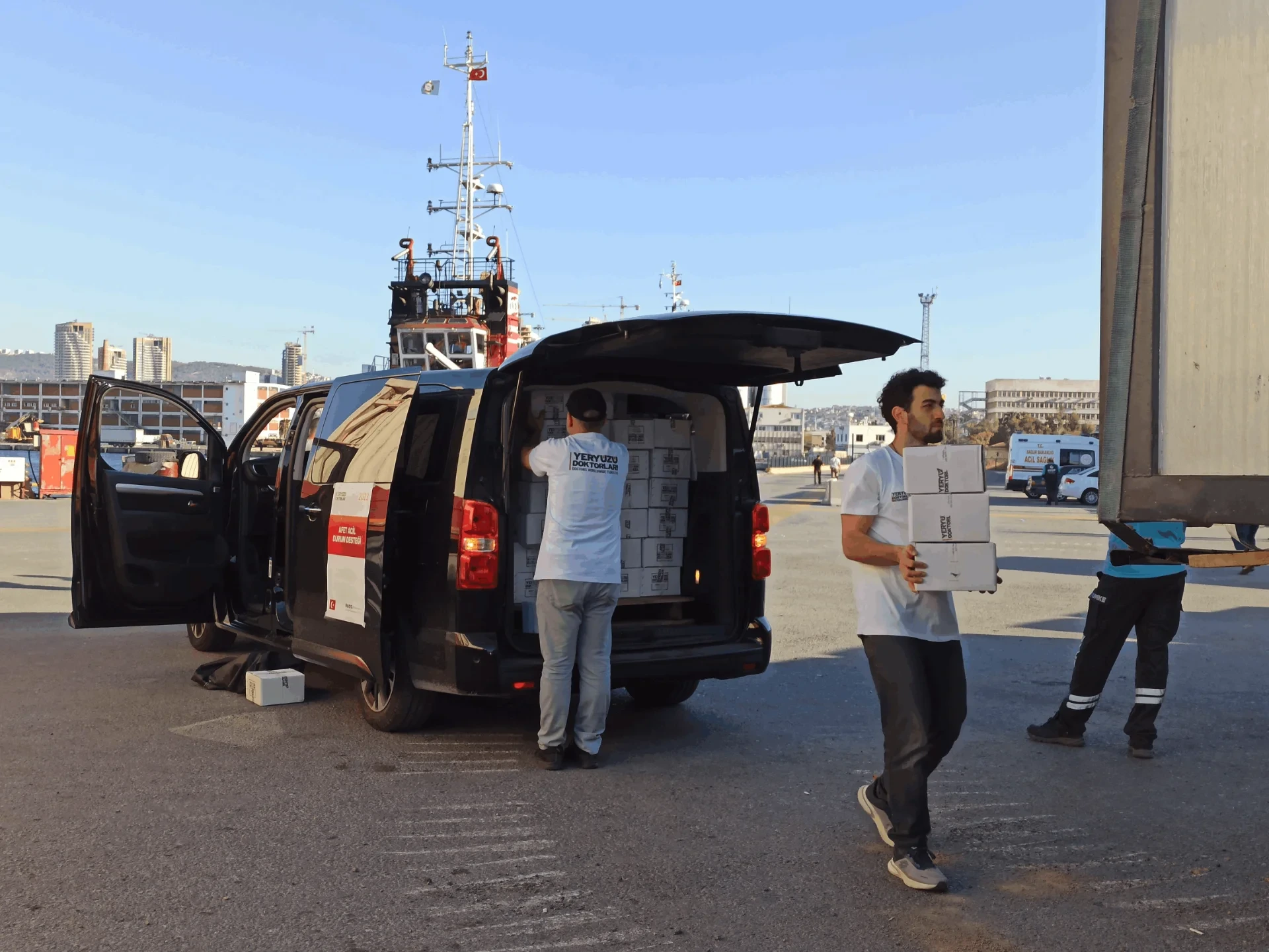 Libya'ya Acil Yardım Ulaştırdık